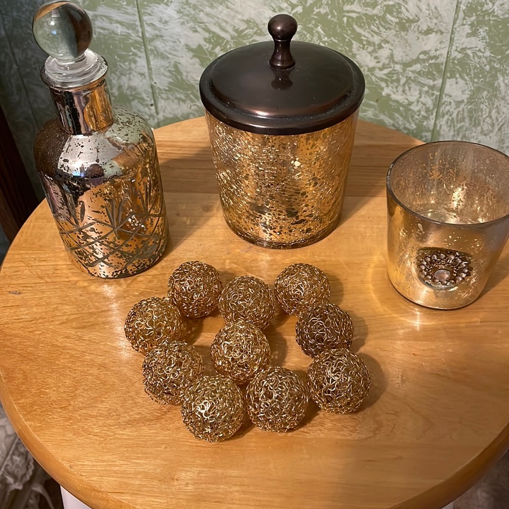 Gold bathroom accent pieces